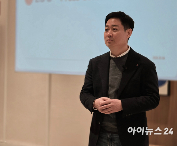 홍범식 LG유플러스 대표가 4일(현지시간) 스페인 바르셀로나에서 열린 LG유플러스 MWC 2026 CEO 간담회에서 글로벌 AI 소프트웨어 컴퍼니로의 확장에 대한 구상 등을 발표하고 있는 모습. [사진=안세준 기자]