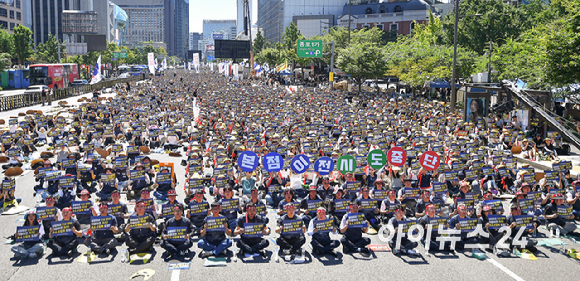 전국금융산업노동조합 조합원들이 4일 서울 광화문 세종대로 일대에서 정부의 국책은행 지방 이전 추진 방침에 반대, 주4.5일제 도입 등을 주장하며 개최한 총파업 결의대회에서 피켓을 들고 구호를 외치고 있다. [사진=곽영래 기자]