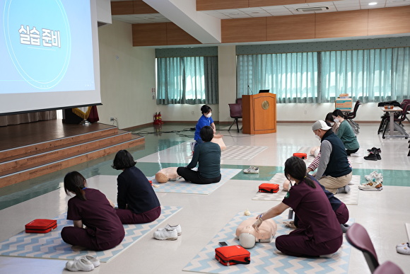 포항성모병원이 시민 심폐소생술 교육을 실시하고 있다. [사진=포항성모병원]