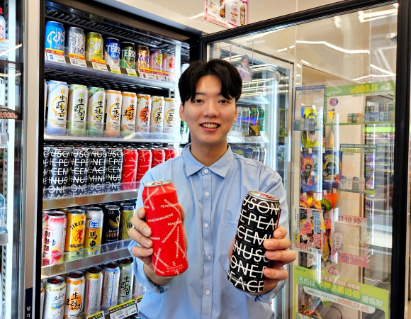 모델이 CU에서 판매하는 피스마이너스원 레드 하이볼을 소개하고 있다. [사진=BGF리테일]