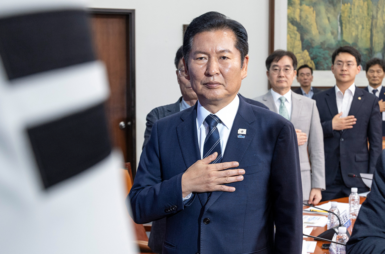 더불어민주당 정청래 대표가 22일 국회에서 민주당 한반도평화신전략위원회가 '이란전쟁, 북중정상회담 그리고 한반도'를 주제로 개최한 긴급 국제정세 토론회에 참석해 국기에 경례하고 있다. 2026.6.22 [사진=연합뉴스]