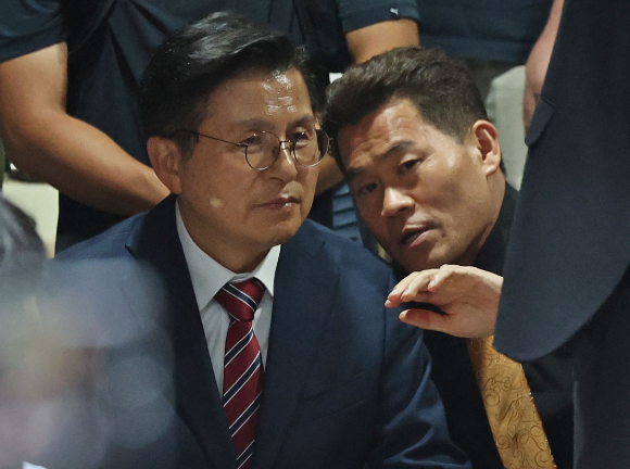 4일 제9회 전국동시지방선거 및 국회의원 재&middot;보궐선거 투표용지 부족으로 투표 시간이 오후 10시까지 연장됐던 서울 송파구 잠실7동 제2투표소 앞에서 황교안 전 총리와 전한길 전 한국사 강사가 대화하고 있다. 2026.6.4 [사진=연합뉴스]