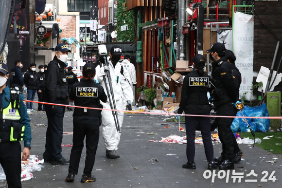 한 포털 사이트 쇼핑창에 '핼러윈 경찰복'을 검색한 결과 수많은 업체에서 경찰 제복 등을 판매하고 있는 것으로 나타났다. [사진=네이버 쇼핑 화면 캡처.]