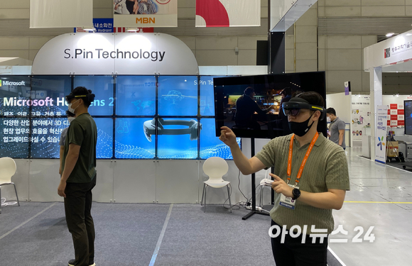 국내 최대 규모 콘텐츠 종합 전시회 '광주 에이스페어'가 오는 12일까지 광주 김대중컨벤션센터에서 열린다. 마이크로소프트 부스에서는 홀로렌즈2를 체험해 볼 수 있었다.