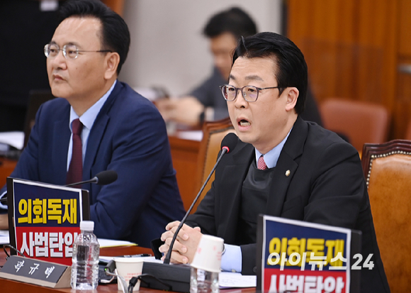 곽규택 국민의힘 의원이 14일 오전 서울 여의도 국회에서 열린 법제사법위원회 전체회의에서 발언하고 있다.곽 의원은 "이재명 후보가 방탄복을 입고 다녀서 비슷한 옷을 입고 와봤다"며 "이 후보가 입고 다니는 방탄복은 본인을 스스로 마치 사법 피해자라는 프레임 만들기 위한 쇼에 불과하다"고 비판했다. [사진=곽영래 기자]