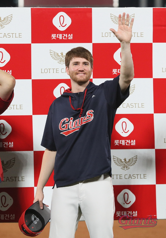 롯데 자이언츠 찰리 반즈(투수)가 13일 열린 한화 이글스와 홈 경기에 선발 등판해 역투하고 있다. 그는 6이닝 무실점으로 호투하며 승리투수가 됐고 시즌 9승째(6패)를 올렸다. [사진=롯데 자이언츠]