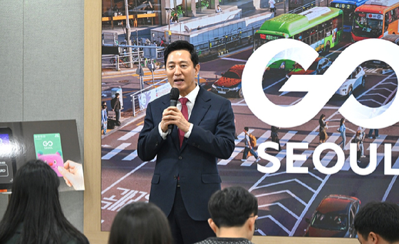 오세훈 서울시장이 24일 서울시청에서 서울의 교통수단을 상징하는 통합브랜드 'GO SEOUL(고 서울)'을 발표하고 있다. [사진=서울시]