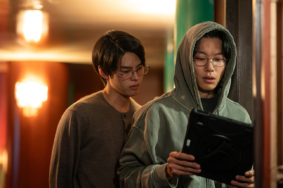 김홍선 감독이 넷플릭스 시리즈 '들쥐' 인터뷰에 앞서 포즈를 취하고 있다. [사진=넷플릭스]