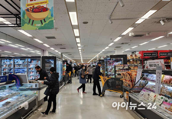 서울의 한 이마트에서 소비자들이 쇼핑을 하고 있다. [사진=구서윤 기자]