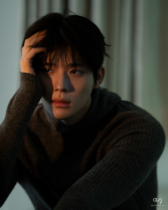 배우 문상민이 화보 촬영에서 포즈를 취하고 있다. [사진=어썸이엔티]