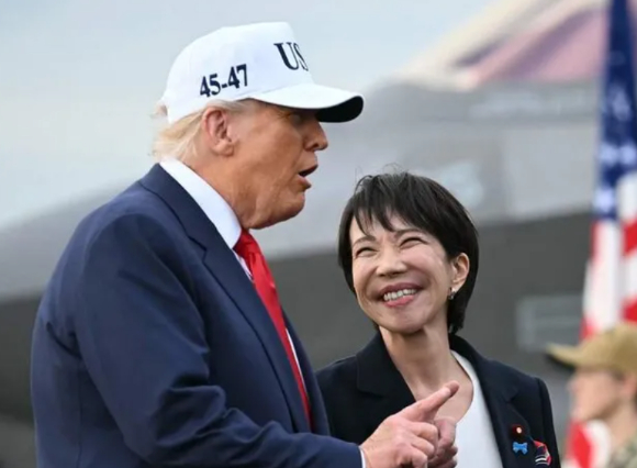 미국 해군 사무엘 파파로 제독(오른쪽)이 지난 10월 28일 일본 요코스카 미 해군 기지에 정박 중인 미 해군 항공모함(USS) 조지 워싱턴에 도착한 도널드 트럼프 미국 대통령(왼쪽)과 다카이치 사나에 일본 총리를 맞이하고 있다. [사진=AFP/연합뉴스]