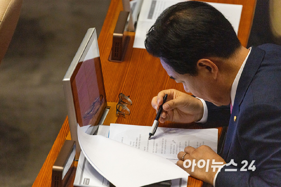 송언석 국민의힘 원내대표가 24일 오전 서울 여의도 국회에서 우원식 국회의장 주재로 열린 양당 원내대표 회동에서 발언하고 있다. [사진=곽영래 기자]