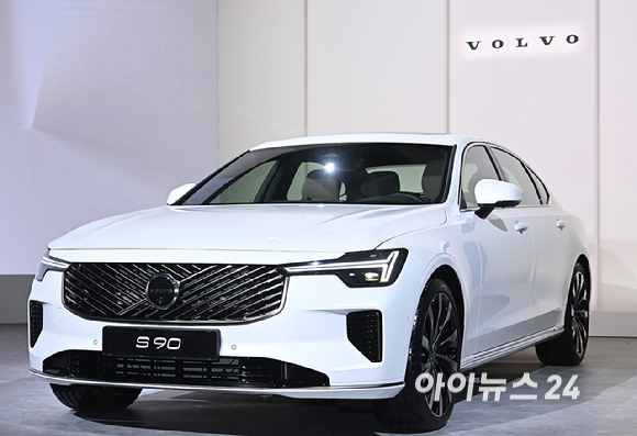 볼보자동차코리아가 2일 서울 광진구 비스타 워커힐에서 열린 신형 XC90 과 S90을 국내 최초 공개행사에서 모델들이 포즈를 취하고 있다.볼보자동차코리아는 현대적인 스칸디나비아 스타일과 최첨단 기술이 적용된 스웨디시 럭셔리 플래그십 신형 XC90 및 S90을 동시에 출시했다. [사진=곽영래 기자]