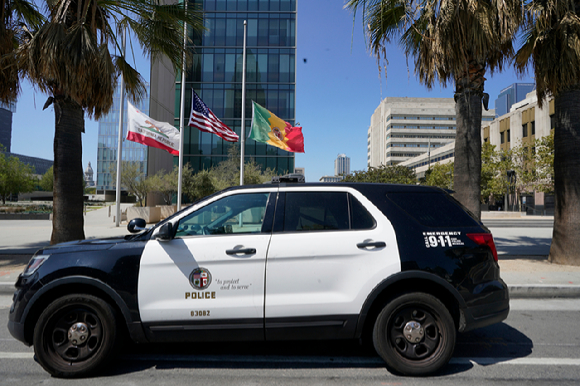 [로스앤젤레스=AP/뉴시스] 로스앤젤레스 시내의 경찰본부 앞에 서 있는 LAPD 긴급 출동 차량. 2024. 04. 11.