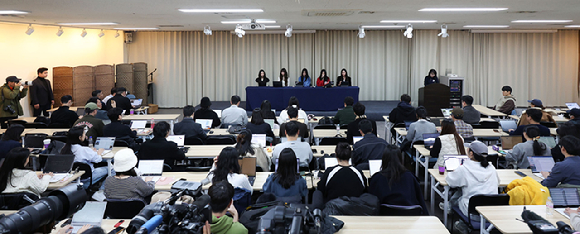 걸그룹 뉴진스가 28일 오후 서울 강남구 스페이스쉐어 삼성역센터에서 열린 전속계약 해지 관련 기자회견에 참석해 있다. 왼쪽부터 해린, 다니엘, 민지, 하니, 혜인. [사진=연합뉴스]