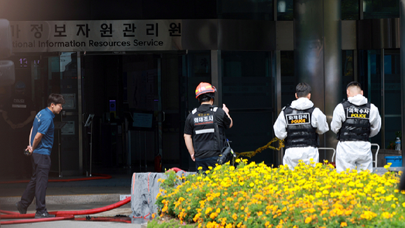 27일 대전 유성구 국가정보자원관리원(국정자원)에서 소방대원과 과학수사대원이 불에 탄 배터리를 살피고 있다.전날 정부 전산시스템이 있는 국정자원에서 무정전·전원 장치(UPS)용 리튬이온 배터리 화재가 발생해 정부 전산 서비스가 대규모로 마비됐다. 2025.9.27 [사진=연합뉴스]