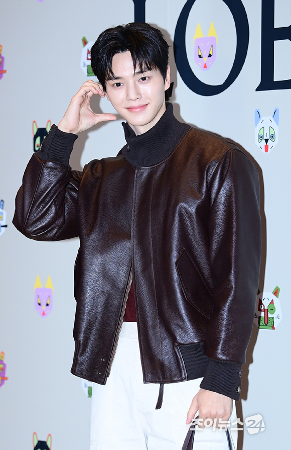 배우 송강이 20일 오후 서울 CGV 용산아이파크몰에서 열린 로에베 '루이스 웨인 사랑을 그린 고양이 화가' 스크리닝 이벤트 포토콜 행사에 참석하고 있다. [사진=정소희 기자]