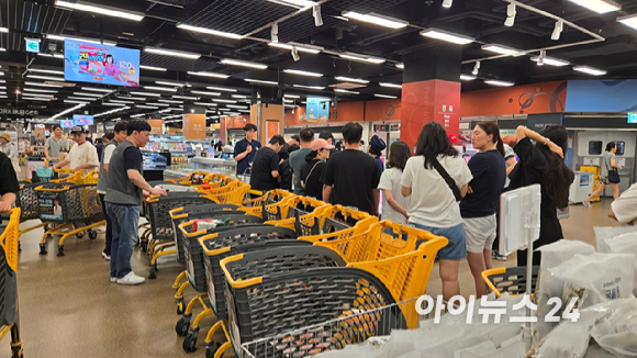 이마트 매장이 소비자들로 북적이는 가운데, 곳곳에 디지털 사이니지가 광고를 노출하고 있다. [사진=진광찬 기자]