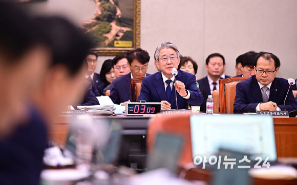 강호동 농협중앙회장이 18일 오전 서울 여의도 국회 농림축산식품해양수산위원회에서 열린 농업협동조합중앙회·농협경제지주·농협금융지주 국정감사에서 의원 질의에 답하고 있다. [사진=곽영래 기자]