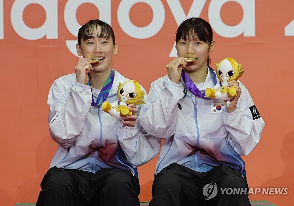 [아시안게임] 5연패 악몽 설욕… 이소희-백하나, 24년 만의 금빛 셔틀콕