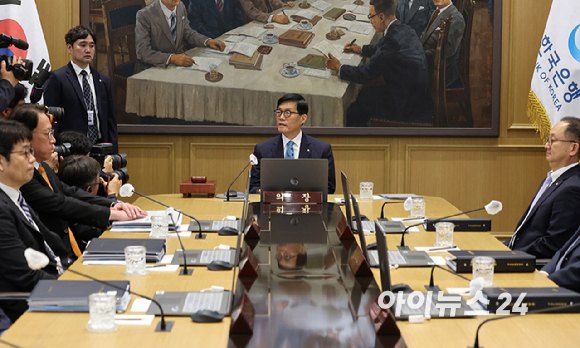 이창용 한국은행 총재가 17일 서울 중구 한국은행에서 열린 금융통화위원회 통화정책방향 회의를 주재하고 있다. [사진=사진공동취재단]