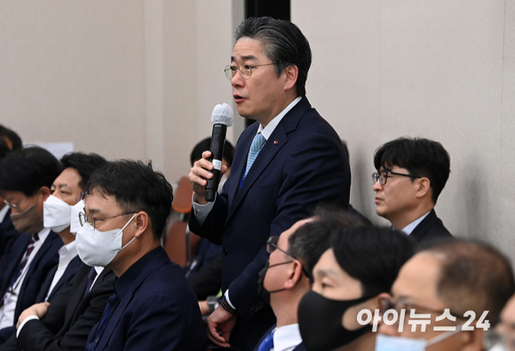 정승일 한국전력공사 사장이 23일 오전 서울 여의도 국회에서 열린 산업통상자원중소벤처기업위원회 전체회의에서 의원 질의에 답하고 있다. [사진=김성진 기자]