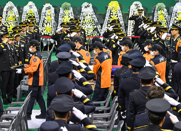 지난 19일 경기도 부천 원미구 부천체육관에서 열린 '고 김진석 소방위 영결식'에서 한 소방관이 눈물을 흘리고 있다. [사진=연합뉴스]