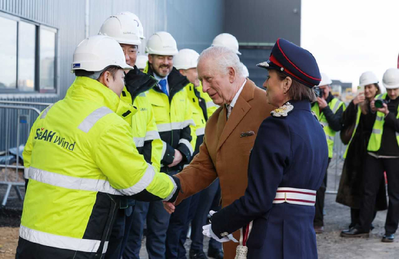 찰스3세 영국 국왕이 13일(현지시간) 세아제강지주 현지법인 '세아윈드'를 방문해 관계자들과 인사를 나누고 있다. [사진=세아홀딩스]