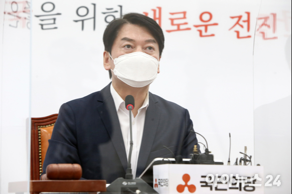 안철수 국민의당 대표가 9일 서울 여의도 국회에서 열린 최고위원회의에서 모두발언하고 있다.