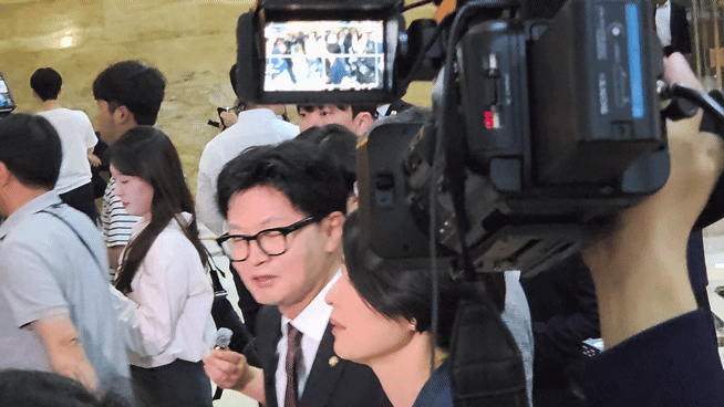 한동훈 무소속 국회의원의 5일 국회 본청 앞에서 지지자들의 환호를 받고 있다. [사진=라창현 기자]