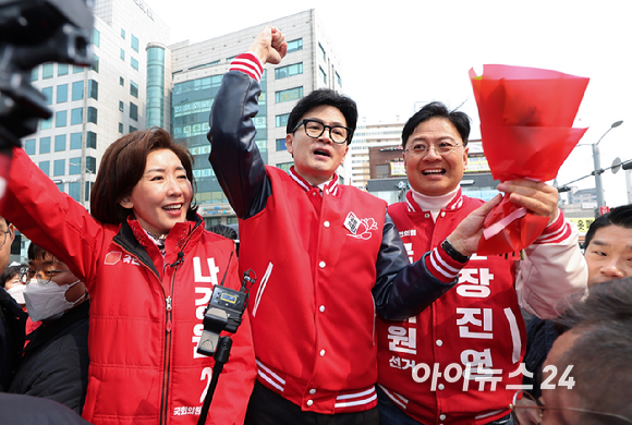 한동훈 국민의힘 비상대책위원장이 19일 오후 서울 동작구 남성사계시장에서 나경원(동작구을)·장진영(동작구갑) 후보의 지지를 호소하고 있다. [사진=곽영래 기자]