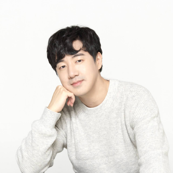 배우 박민영이 16일 오후 서울 강남구 언주로 한 매장에서 진행된 제이에스티나 홀리데이 재즈바 팝업스토어 오픈행사에 참석하고 있다. [사진=정소희 기자]