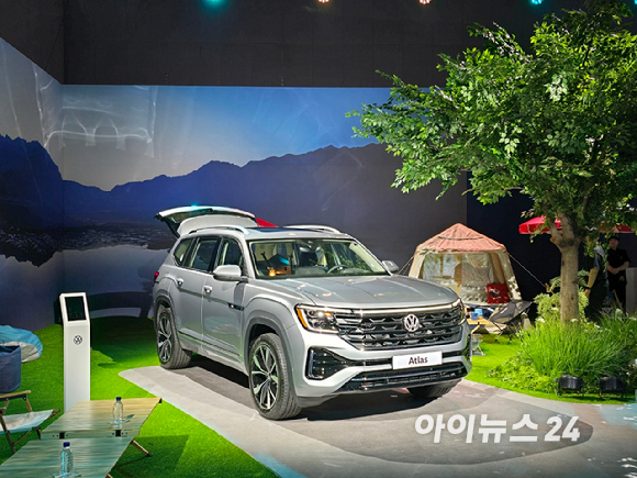 폭스바겐코리아가 26일 인천 영종도 스튜디오파라다이스에서 대형 SUV '신형 아틀라스'를 공개하고 있다. [영상=김종성 기자]