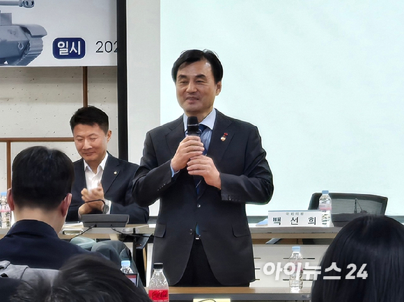 안규백 국방부 장관이 15일 국회에서 진행된 'K-방위산업 ESG(환경&middot;사회&middot;지배구조) 활성화 정책 토론회'에 참석하고 있다. [사진=최란 기자]