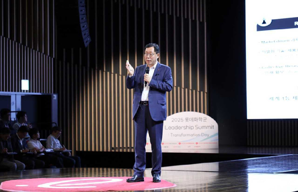 이영준 롯데화학군 총괄대표가 2025 Leadership Summit에서 관점의 혁신 선도를 강조하고 있다. [사진=롯데케미칼]