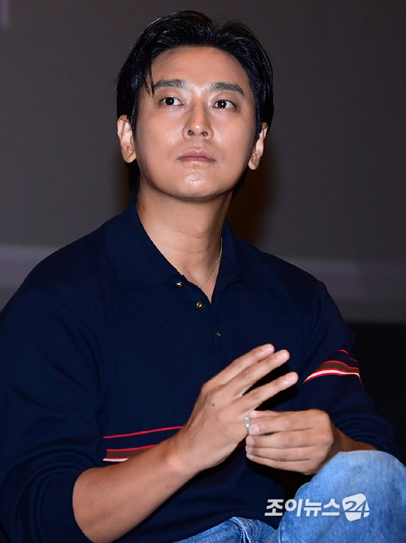 [포토] 왼손 약지 반지 오른손으로 바꿔 끼는 주지훈