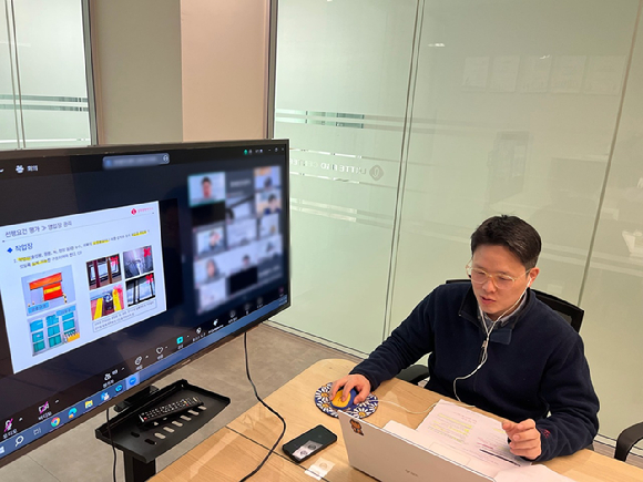 교육을 진행 중인 롯데중앙연구소 연구원. [사진=롯데중앙연구소]