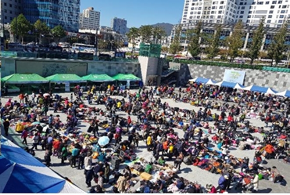 시민들이 송상현광장 내 선큰광장 일원에서 열린 나눔장터 행사에 참여하고 있다. [사진=부산광역시]