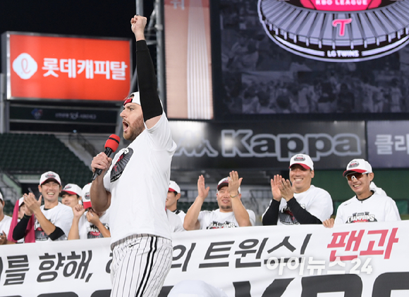 29년만에 정규 시즌 우승을 차지한 LG 트윈스 염경엽 감독과 코칭스태프, 선수들이 4일 부산사직종합운동장 사직야구장에서 열린 '2023 신한은행 SOL KBO리그' 롯데 자이언츠와 경기를 마치고 우승 세리머니를 하는 중 오스틴이팬들을 향해 감사인사를 하고 있다. [사진=정소희 기자]