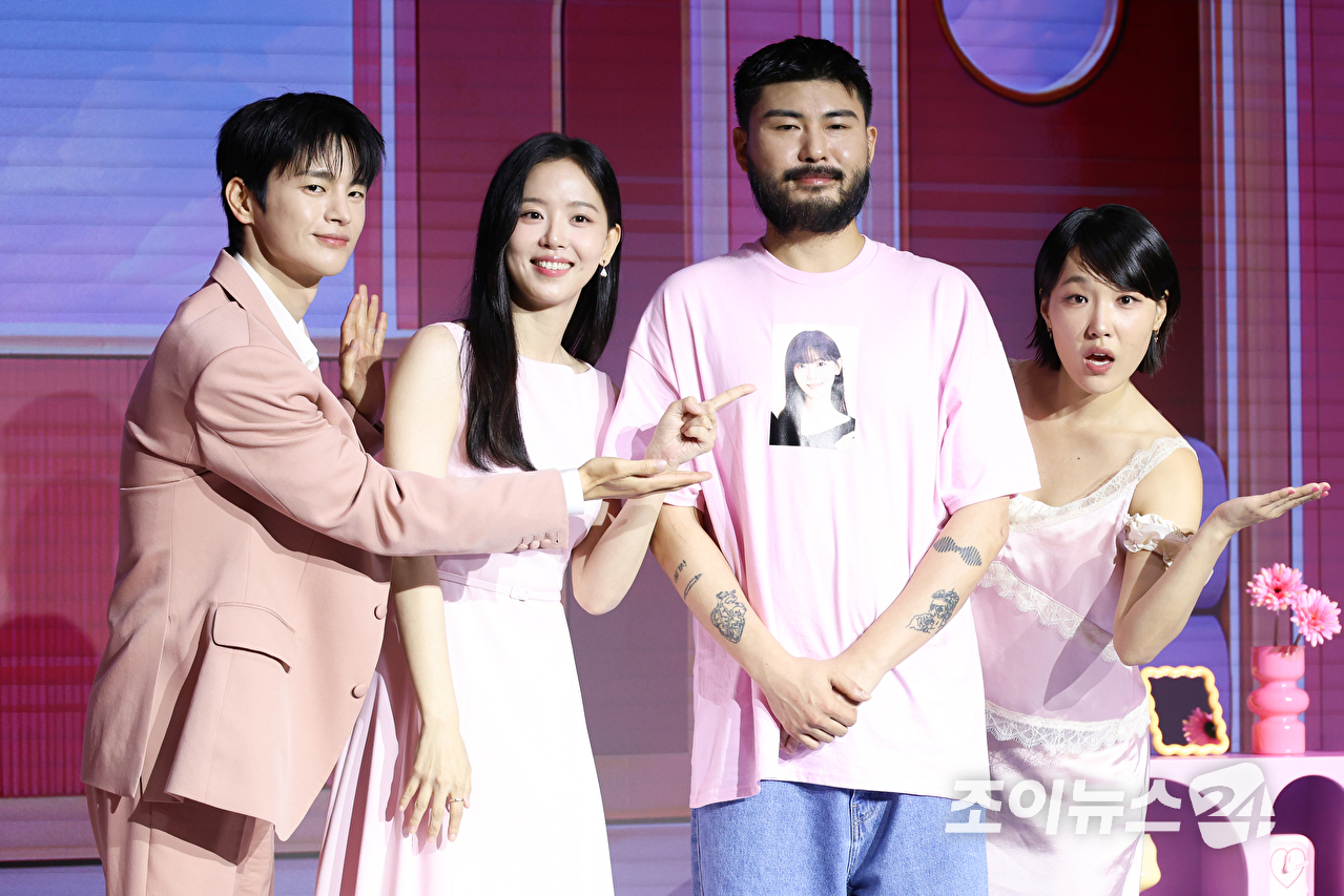 가수 카더가든이 1일 오전 서울 마포구 호텔 나루 서울 엠갤러리에서 진행된 넷플릭스 예능 '모태솔로지만 연애는 하고 싶어 시즌2' 제작발표회에 참석해 포즈를 취하고 있다. [사진=문수지 기자]