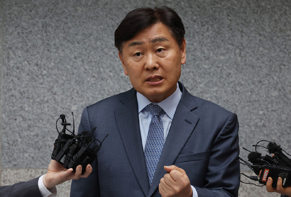 '돈 봉투 살포 의혹'에 휩싸인 김관영 전북특별자치도지사가 1일 도청에서 취재진에게 "청년들에게 대리비를 줬다가 회수했다"며 "당 윤리감찰단에 있는 그대로 소명하겠다"고 밝히고 있다. 2026.4.1 [사진=연합뉴스]