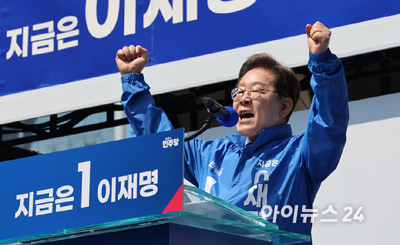 더불어민주당 이재명 대선 후보가 6·3 대통령선거 공식 선거운동 첫날인 12일 '빛의 혁명'을 상징하는 공간인 서울 광화문 청계광장에서 첫 유세를 시작하며 두 팔을 번쩍 들고 있다.