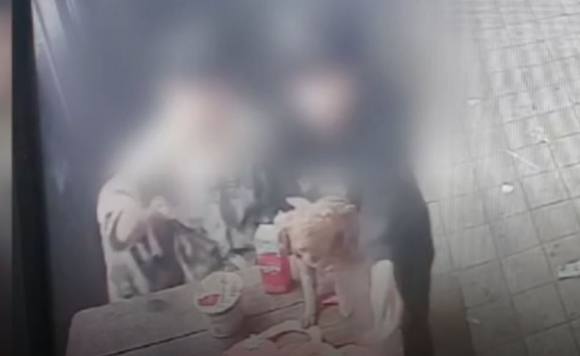 초등학생 딸에게 담배를 건넨 30대 여성이 경찰에 입건됐다. 사진은 30대 여성으로부터 전자담배를 건네받고 있는 아이. [사진=채널A 보도화면 캡처]