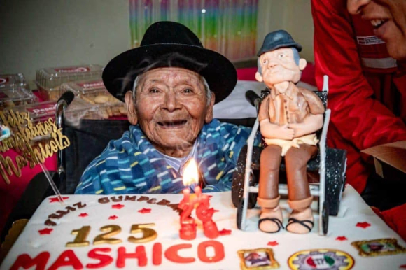 키가 약 130㎝에 불과한 페루 남성이 최근 125번째 생일을 맞으며 세계 최고령자로 비공인 등극한 가운데, 인터뷰를 통해 자신의 장수 비결을 보도했다. 사진은 지난 5일 125세 생일을 맞은 마르셀리노 마시코 아바드 톨렌티노. [사진=Jam Press]