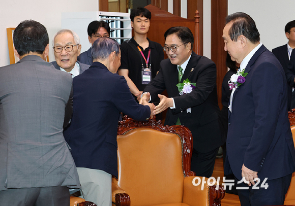 우원식 국회의장이 17일 국회에서 열린 제77주년 제헌절 경축식에 앞서 전직 국회의장 등 원로들과 인사하고 있다. [사진=곽영래 기자]