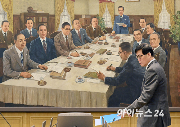 이창용 한국은행 총재가 25일 서울 중구 한국은행 본관에서 열린 금융통화위원회 본회의에 참석하고 있다. [사진=사진공동취재단]