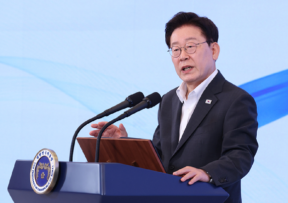 이재명 대통령이 28일 청와대에서 열린 '청년예산 언박싱 2027' 행사에서 발언하고 있다. 이번 행사는 내년도 정부 예산안 발표에 앞서 청년 예산과 주요 사업을 설명하기 위해 마련됐다. 2026.8.28 [청와대통신사진기자단] [사진=연합뉴스]