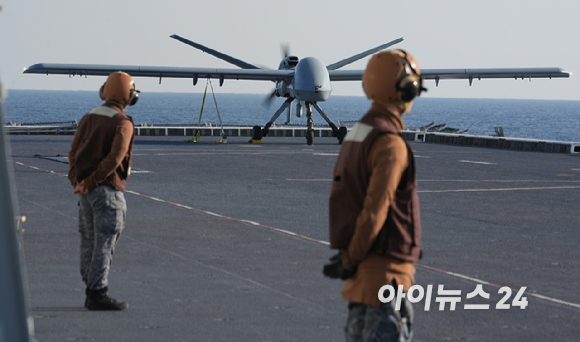 12일 포항 해상에 위치한 해군 독도함에서 실시된 '대형플랫폼 함정 무인기 운용 전투 실험' 에서 미국 제너럴 아토믹스(General Atomics)에서 개발 중인 고정익 무인기 모하비(Mojave)가 이륙을 준비하고 있다. [사진=사진공동취재단]