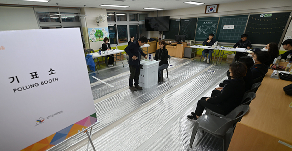 제22대 국회의원 선거일인 10일 오전 광주 북구 문흥동 제5투표소에서 투표가 진행되고 있다. [사진=뉴시스]