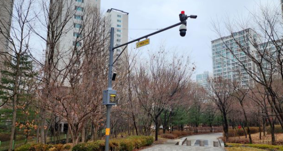 서울의 한 공원에 설치돼 있는 CCTV. [사진=서울시]